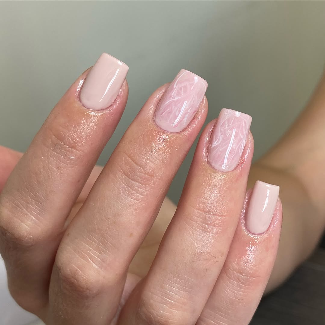 Unhas claras com efeito marmorizado