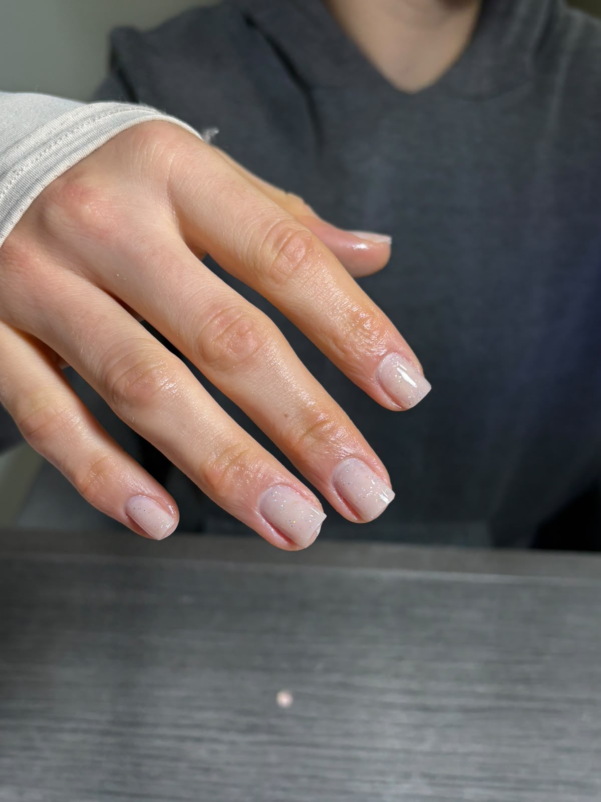 Unhas em tom nude